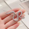 Primer plano de pasador de pelo de serpiente plateado con textura de escamas metálicas - Estilo Plateado