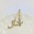 Elegante broche de letra A dorada con brillantes diamantes y acabado de metal - Letra A / Dorado