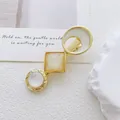 Detalle de una pinza geométrica con piedras de opalo y aleación dorada en la base - Estilo Minimalista Piedra Cuadrada Amarilla
