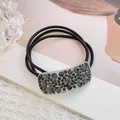 Detalle de coletero negro de triple cordón con accesorio metálico de strass gris oscuro - Diamantes de Imitación Negros