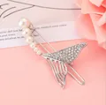 Detalle de pinza para el pelo de sirena con perlas y cristales sobre fondo rosa - Clip de Rana Cola de Pez Plateado / Plateado