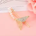 Detalle macro de pinza de pelo cola de pez dorada con perlas y diamantes de imitación - Clip de Rana Cola de Pez Dorado / Dorado