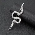 Pasador de serpiente plateado con textura de escamas y ojos de cristal sobre fondo negro - Plata con pedrería blanca