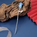 Elegante forcina per capelli a rosa argentata con bocciolo blu su sfondo vintage - Blu
