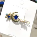 Goldene Mond-Haarklammer mit blauem Stern und weißen Perlen auf Display-Karte - Sternenblau