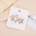 Dettaglio del fermaglio a stella dorato con finitura opaca e strass bianchi incastonati - Design a Doppia Stella Intrecciata (Oro 6)