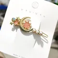 Goldene Mondsichel-Haarklammer mit orangefarbenem Stern und Perlen auf Karte - Stern Rosa