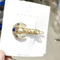 Goldene Mond-Stern Haarklammer mit Kunstperlen und blauen Strasssteinen auf Karte - Mond Blau