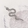 Vista detallada del pasador de serpiente plateado con brillantes blancos y ojos de gema negra - Clip de Serpiente Plateado con Diamantes de Imitación