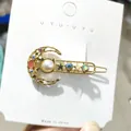 Goldene Mond- und Katzen-Haarspange mit bunten Strasssteinen und eleganter Perle - Mond Rosa