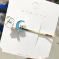 Niedliche Hasen-Haarklammer mit blauem Mond und Sternen auf goldfarbenem Metallclip - Hase Mond Blau