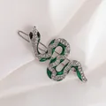 Primer plano de una pinza de pelo de serpiente plateada con esmalte verde y cristales - Estilo Serpiente Plateada con Detalles Verdes