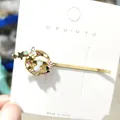 Eleganter vergoldeter Haarclip mit weißer Emaille-Katze, rosa Juwelen und Sternen - Katze Weiß