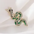 Vista macro de clip de pelo de serpiente dorada con cristales y esmalte verde - Estilo Serpiente Dorada con Detalles Verdes