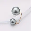 Dettaglio di doppie perle grigie su una spilla dorata minimalista con finitura lucida - Perle Grandi e Piccole-Grigio