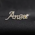 Detalle macro de broche dorado Angel con diamantes de imitación blancos y gema de lágrima - Estilo Angel Dorado
