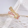 Pinza para el pelo con conejo dorado, cristales blancos y corazones rosas sobre tejido - Conejito Rosa