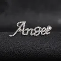 Primer plano del broche Angel de plata con diamantes de imitación y cristal de gota - Estilo Angel Plateado