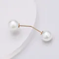 Spilla di perle minimalista con connettore in metallo dorato su sfondo bianco - Perle di Uguale Dimensione-Bianco