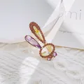 Detalle de horquilla de conejo con diamantes rosas y gema morada en forma de gota - Conejo Púrpura