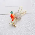 Dettaglio macro della simpatica spilla a coniglio con strass e carota in smalto arancione - Grande Coniglio con Carota Stile Love