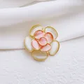 Elegante broche de camelia con marco dorado y pétalos de opalo sobre seda blanca - Broche / Rosa Blanco