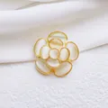Elegante broche de camelia con pétalos de piedra ojo de gato en base de metal dorado - Broche / Blanco