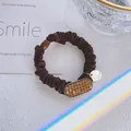 Elegante elastico marrone con strass scintillanti e ciondolo in metallo chic - Marrone