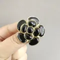 Anillo de camelia vintage dorado con ópalo negro, mostrado en dedo para ver tamaño - Anillo / Negro