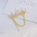 Elegante spilla a corona dorata con perle, strass scintillanti e doppie catenelle a nappa - Spilla a Corona Dorata