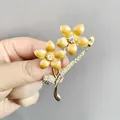 Eleganter vergoldeter Blumenanstecker mit gelber Emaille und funkelndem Strass - Gelb (XZ83)