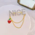 Broche dorado letra NICE con diamantes de imitación y colgante de fresa roja - Estilo Fresa Letra NICE