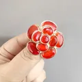 Elegante broche de camelia roja con piedra ojo de gato y acabado dorado para suéter - Rojo