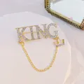 Lussuosa spilla con lettera KING placcata in oro, strass bianchi e catena con corona - Stile Corona Lettera KING