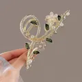 Dettaglio della pinza per capelli a tulipano in lega dorata con perle e strass - Gardenia