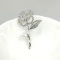 Elegante spilla a rosa d'argento con strass pavé e un accento di perla bianca - Fiore di Rosa Argento Acciaio