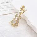 Squisita spilla a violino con strass e dettaglio di perla su sfondo strutturato bianco - Stile Violino Bianco / Bianco