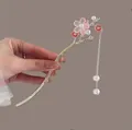 Detalle de horquilla de lirio de los valles con pétalos rosa y borlas de perlas - Borla de Flor Rosa