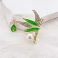 Broche estilo chino de bambú con esmalte verde, diamantes y gota de gema color esmeralda - Broche de Hoja de Bambú Dorado