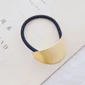 Minimalistisch elastisch haarelastiekje met een luxe geborstelde gouden metalen clip - Boog / Goud