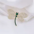 Elegante spilla a libellula color smeraldo con strass bianchi su ali in lega dorata - Libellula Dorata