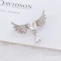 Elegante broche de alas de ángel y corazón plateado con pedrería y colgante de gota - Ángel de Plata