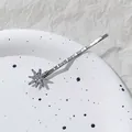 Detailopname van een zilveren golvende haarklem met een glanzende sterhanger met strassteentjes - Kleine Ster Stijl / Antiek Zilver