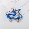 Macro-opname van een drakenbroche met blauw email en vergulde details en rode ogen - Blauw