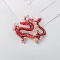 Exquise Chinese draak broche met rood emaille en vergulde afwerking op witte achtergrond - Rood
