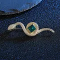 Lussuosa spilla a serpente dorata con smeraldo quadrato e accenti di cristallo - Oro Gemma Verde
