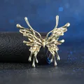Eleganter goldener Schmetterlings-Brosche im Liquid-Metal-Stil auf dunklem Hintergrund - Goldener Schmetterling
