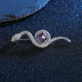 Spilla a serpente argento con gemma quadrata viola e occhi verdi su sfondo blu - Argento Zirconia Viola