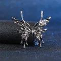 Makroaufnahme einer flüssigmetall Schmetterlingsbrosche in Gunmetal auf Leder - Schwarzer Schmetterling