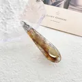 Pasador vintage de resina ámbar con patrón de mármol negro y relieve de metal dorado - Gota de Agua Gris Transparente